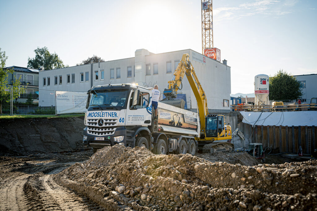 Abtransport des Aushbumaterials (MB) Abtransport des Aushbumaterials (MB)