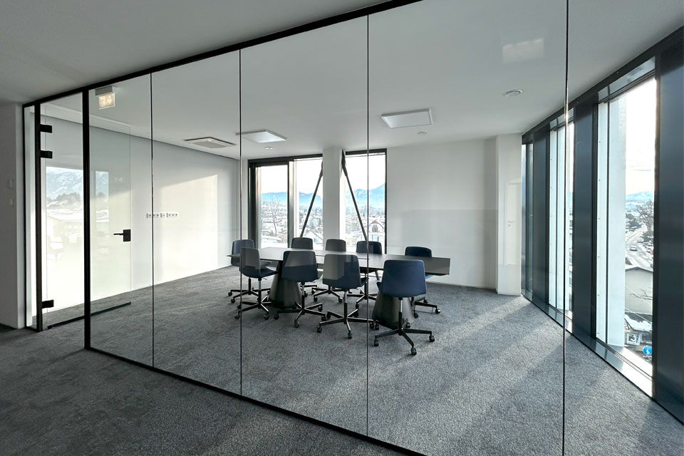 MB: Ausbau von Büroeinheiten und Möblierung